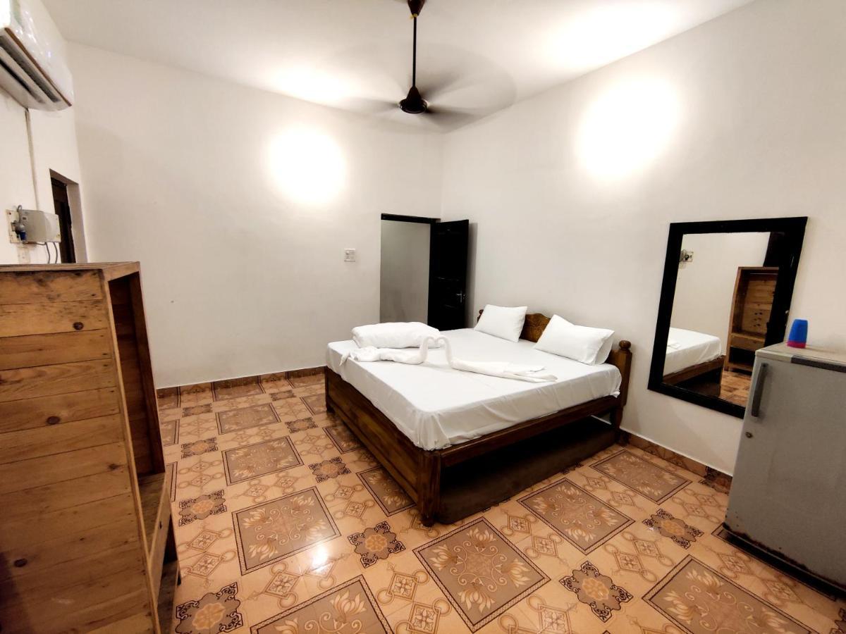 Calangute Turista Hotel Buitenkant foto